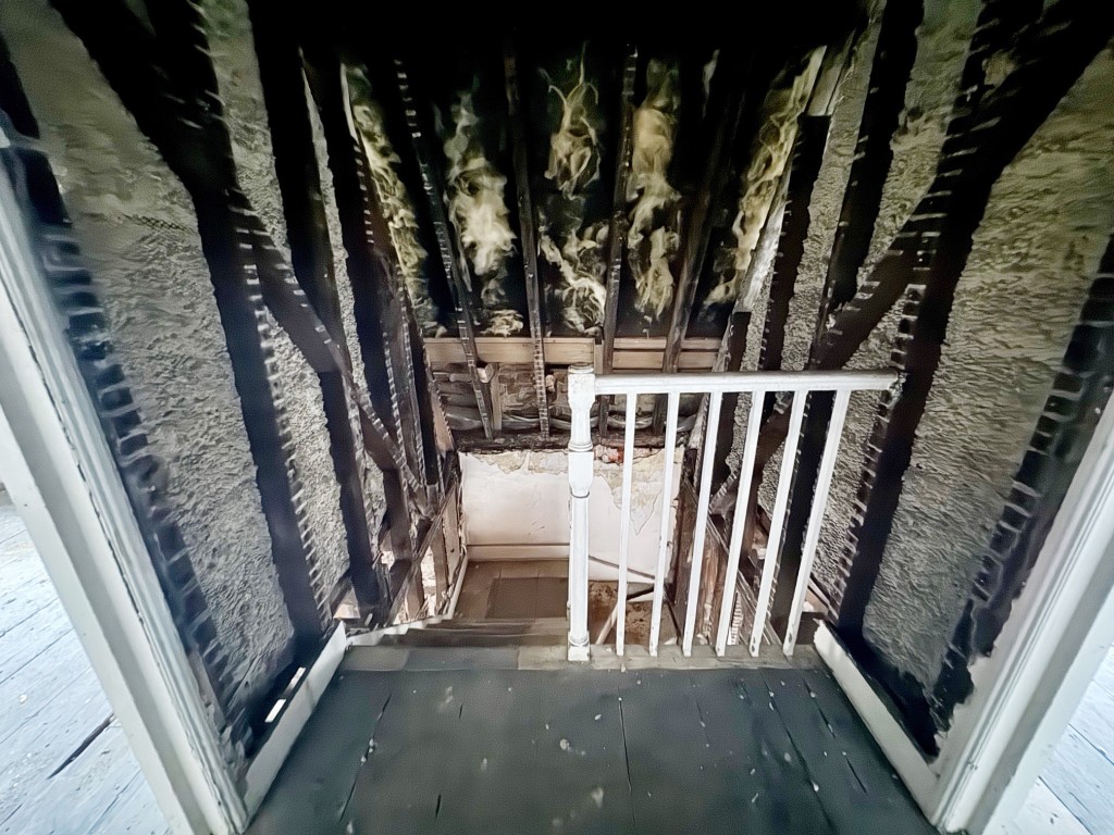 Lot: 60 - DOUBLE FRONTED PERIOD BUILDING IN CITY LOCATION - Top floor landing